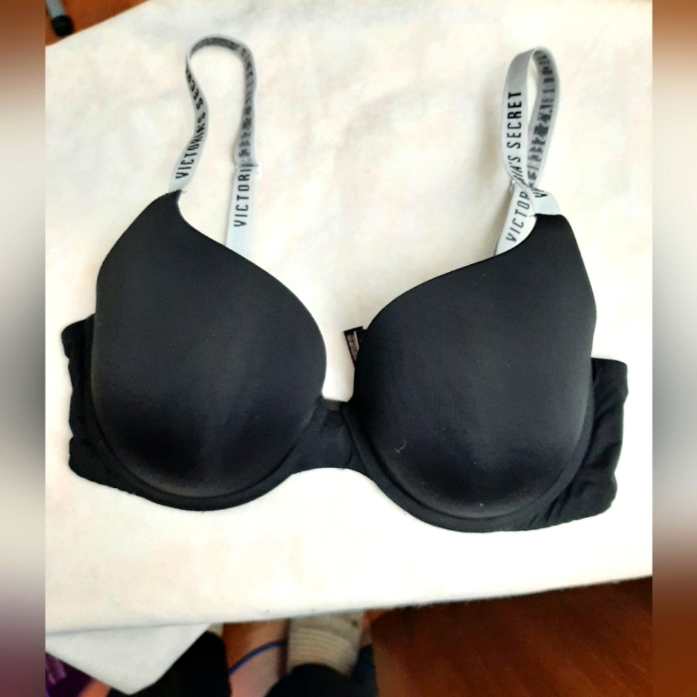 VICTORIA'S SECRET PADDED WIRED BLACK BRA. Can be crossed at the back